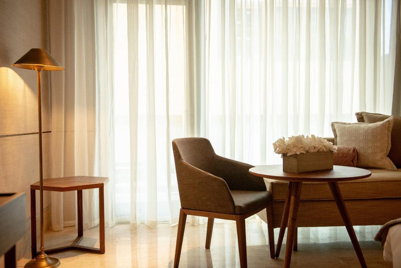 Shirvan Hotel City Yard Jeddah Bagian luar foto A living room with a floor lamp