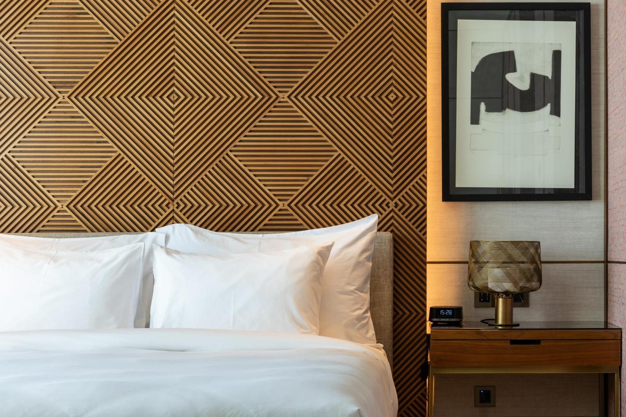 Shirvan Hotel City Yard Jeddah Bagian luar foto A bedroom at the hotel