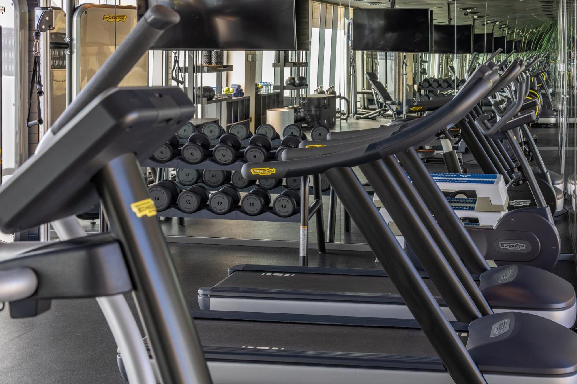 Shirvan Hotel City Yard Jeddah Bagian luar foto A row of treadmills