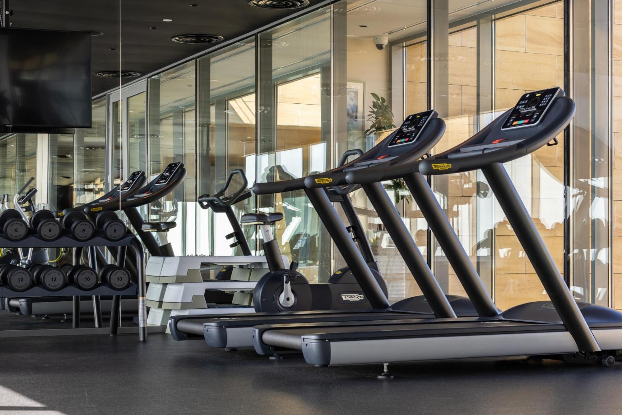 Shirvan Hotel City Yard Jeddah Bagian luar foto Treadmills in a gym