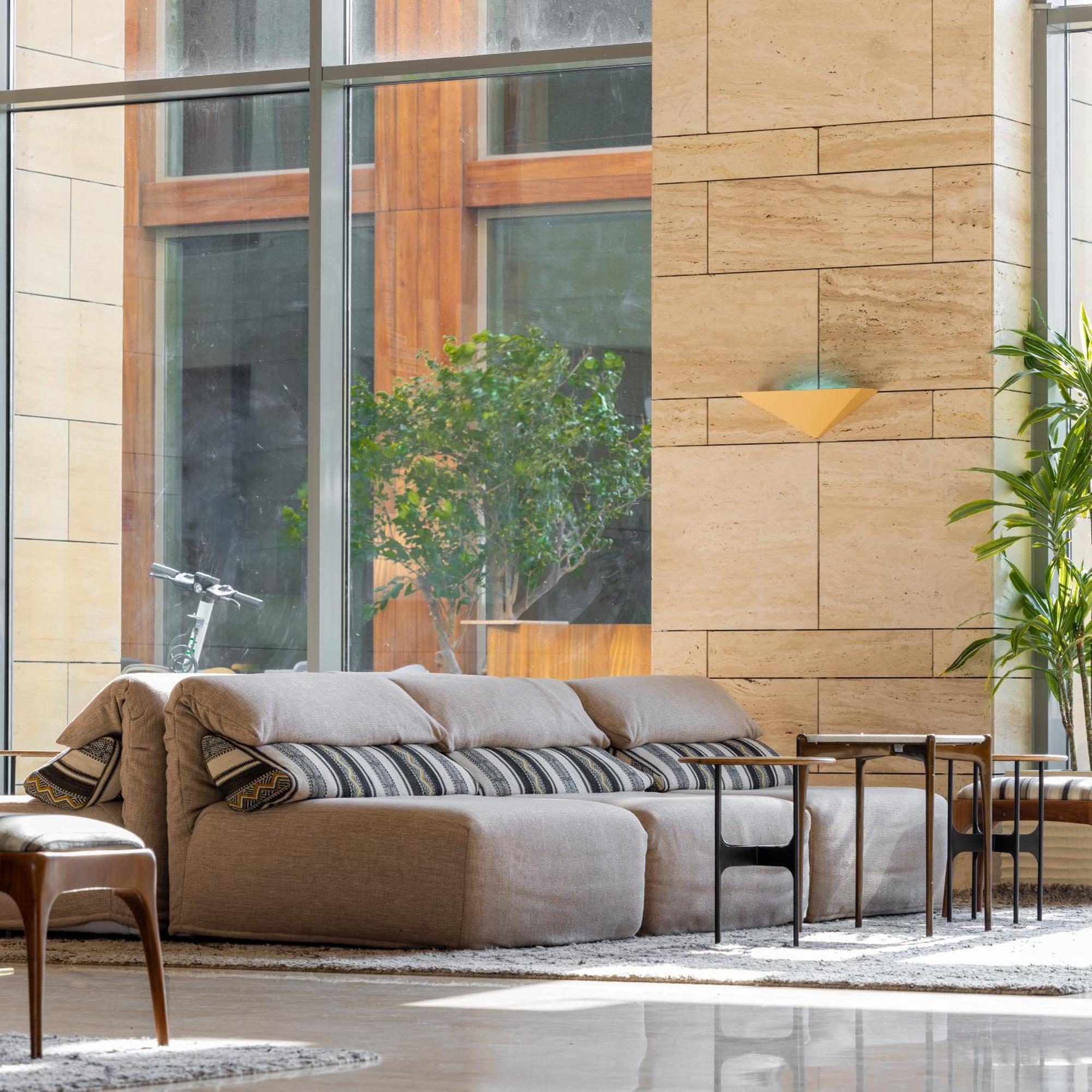 Shirvan Hotel City Yard Jeddah Bagian luar foto A modern sofa